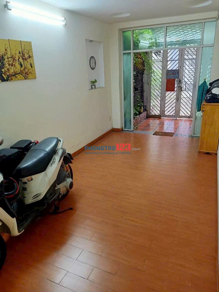 CHDV giá tốt Q1. Full nội thất. Sạch sẽ. Giá 5.1 Triệu có cửa sổ thoáng. Ban công thoáng phía sau.