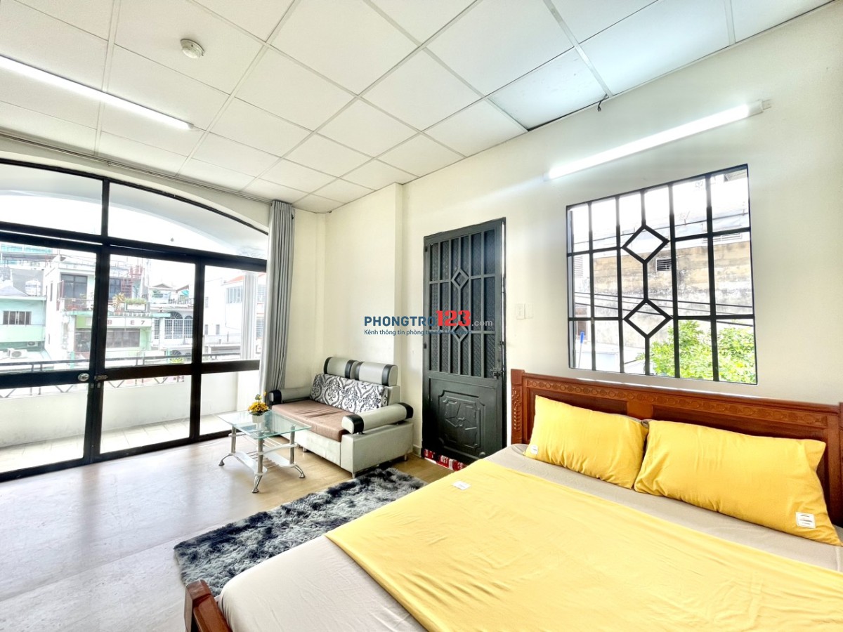 NGAY NGÃ 4 HÀNG XANH, ĐH HUTECH PHÒNG BAN CÔNG 30m2 FULL TIỆN NGHI