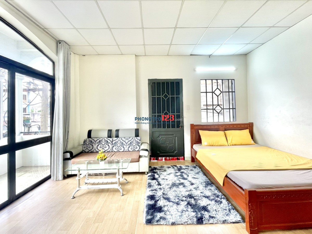 NGAY NGÃ 4 HÀNG XANH, ĐH HUTECH PHÒNG BAN CÔNG 30m2 FULL TIỆN NGHI