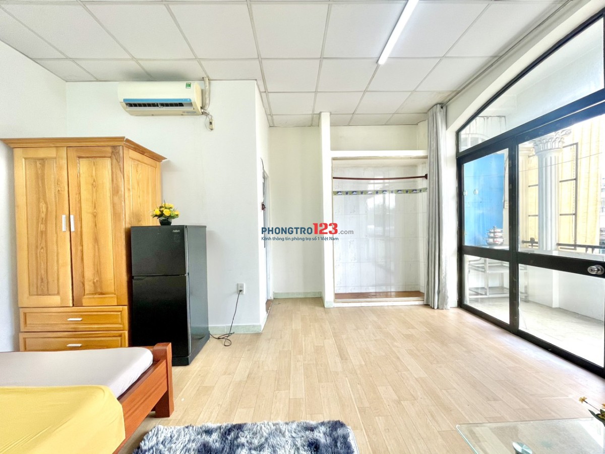 NGAY NGÃ 4 HÀNG XANH, ĐH HUTECH PHÒNG BAN CÔNG 30m2 FULL TIỆN NGHI