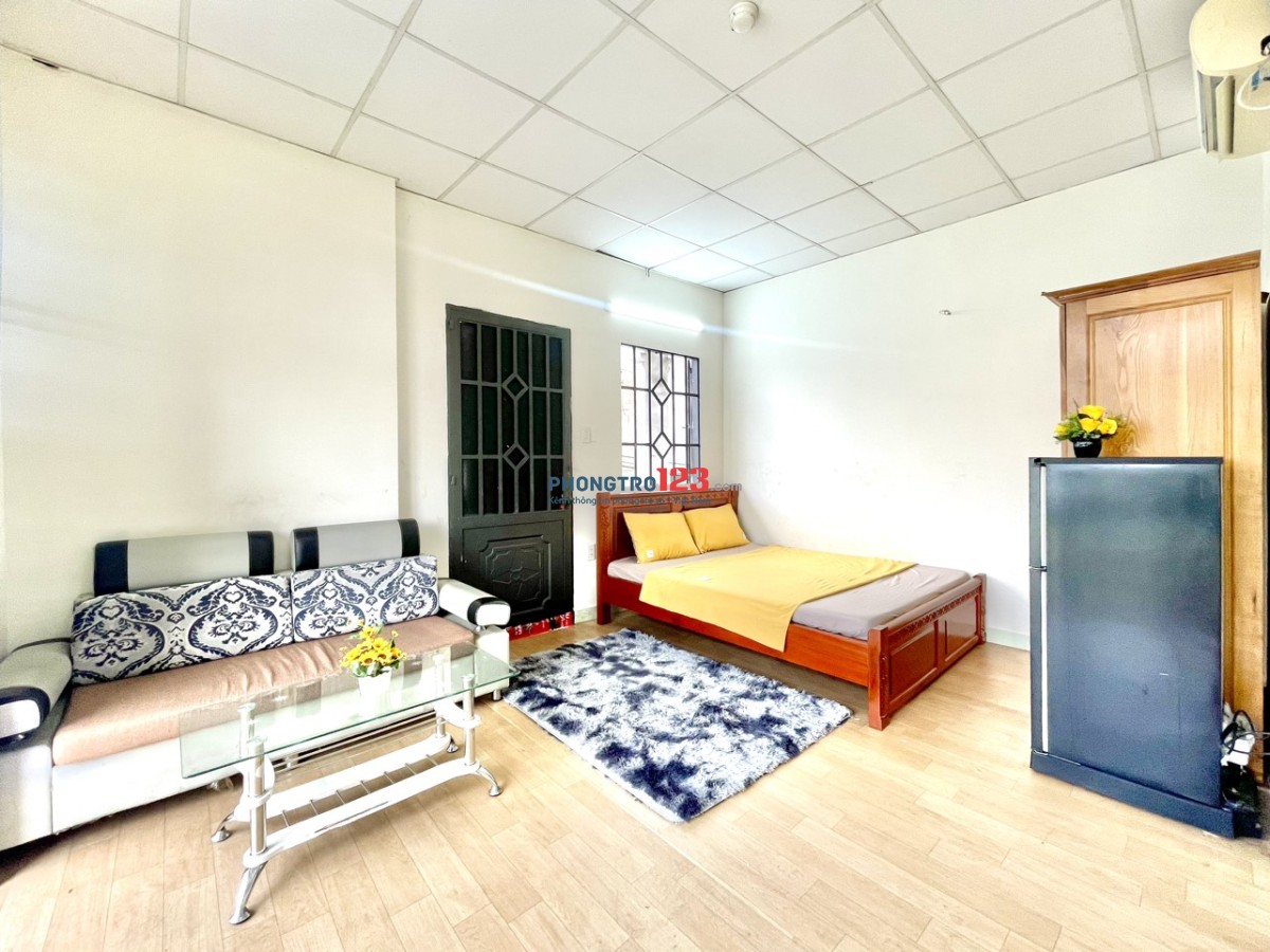 NGAY NGÃ 4 HÀNG XANH, ĐH HUTECH PHÒNG BAN CÔNG 30m2 FULL TIỆN NGHI