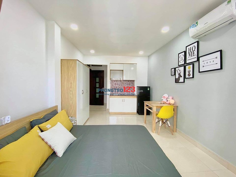 Ban công cửa sổ siêu thoáng mát-Xô Viết Nghệ Tĩnh gần ĐH HuTech