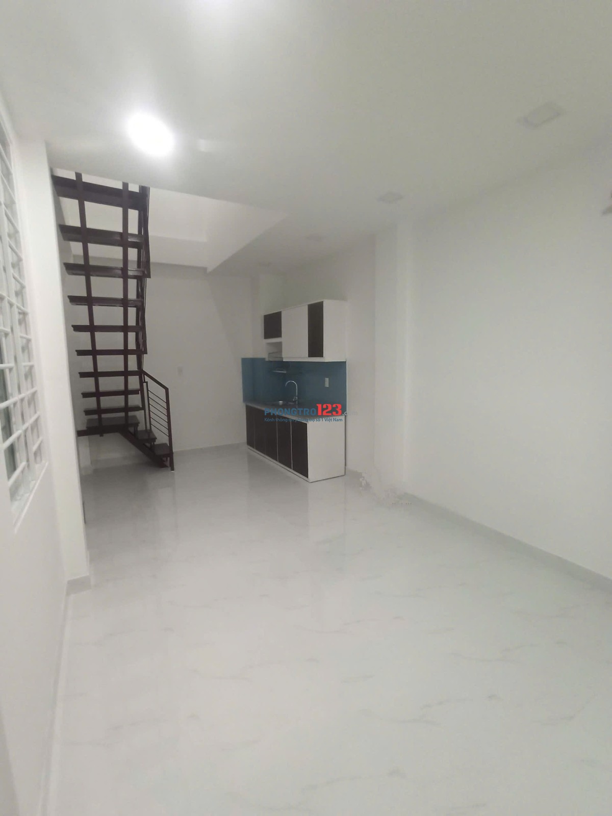 Phòng trọ Âu Cơ 1 trệt+ 1 lầu đúc, 50m2, đủ nội thất, nhà mới đẹp, giờ tự do, 7 triệu/tháng.