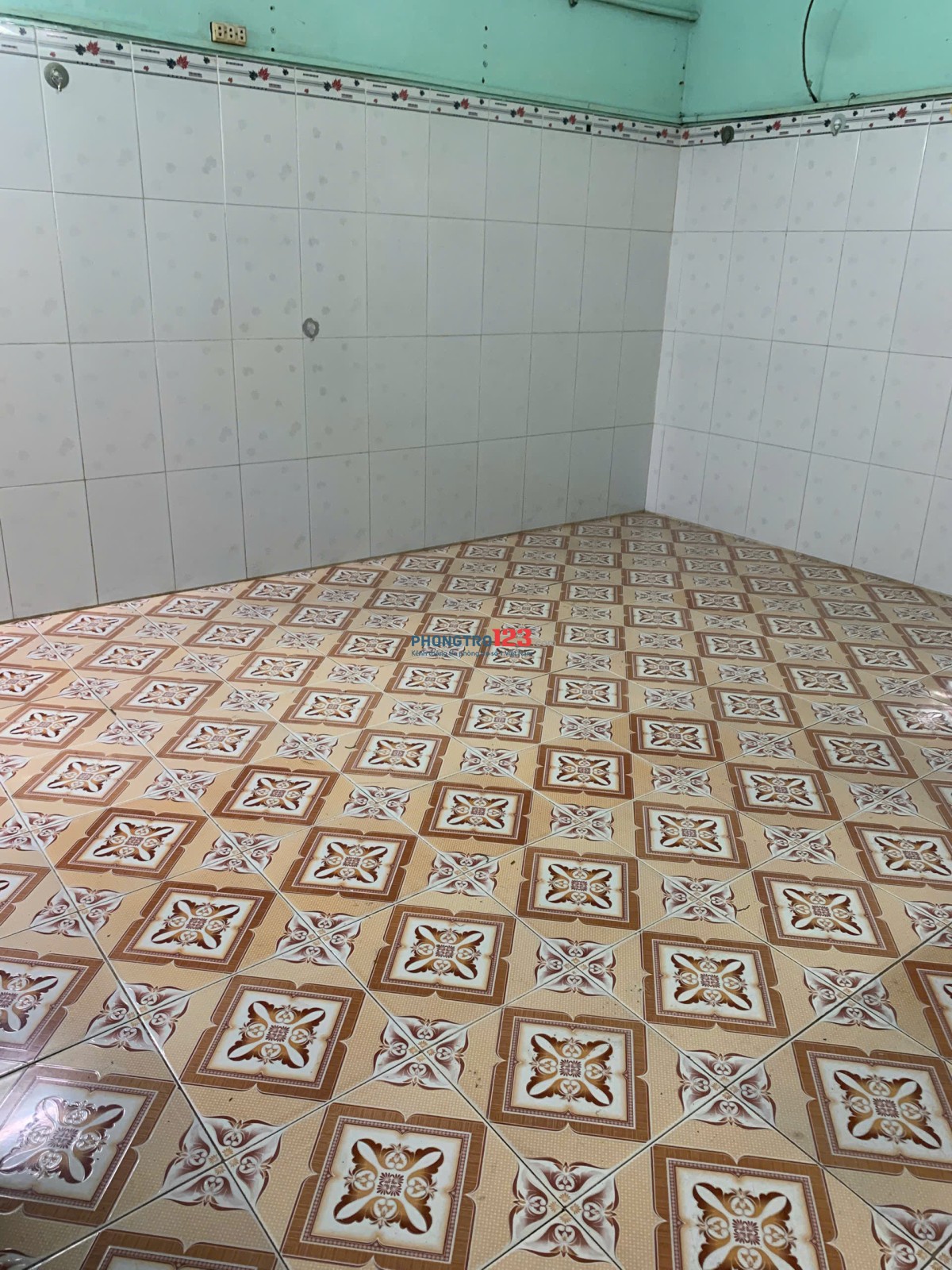 Phòng trọ dưới đất có bếp, vệ sinh riêng gần chợ và trường học