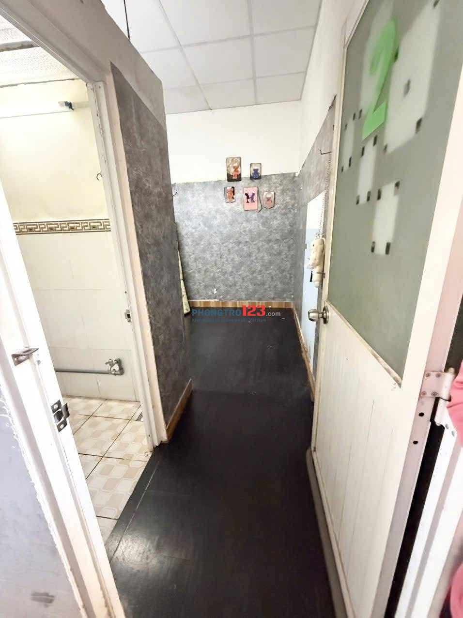 Phòng tầng trệt, Tolet riêng , có cửa sổ khu an ninh. Có sân để xe trong nhà free 1xe