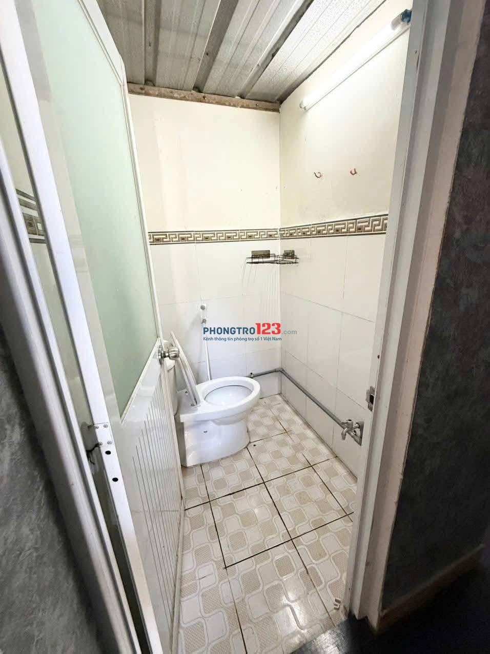 Phòng tầng trệt, Tolet riêng , có cửa sổ khu an ninh. Có sân để xe trong nhà free 1xe