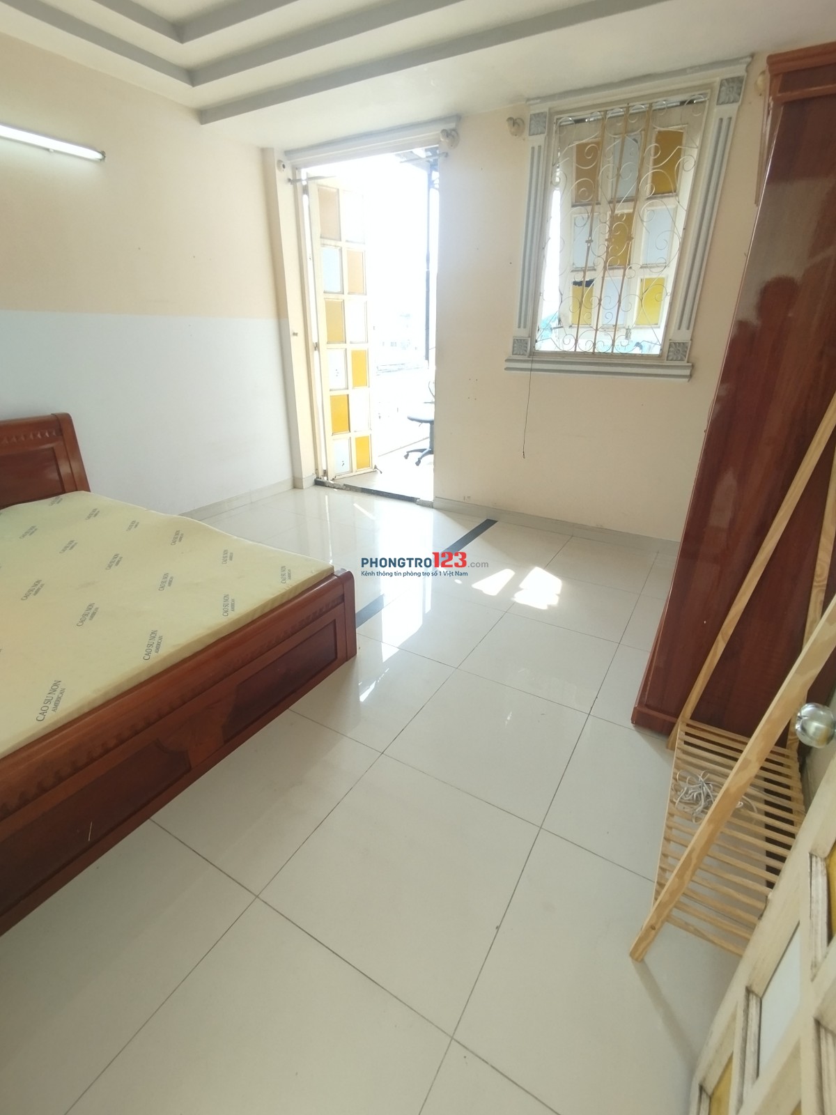 phòng 40m2 có ban công siêu rộng phòng ngủ tách bếp. Tôn Thất Thuyết. Q4