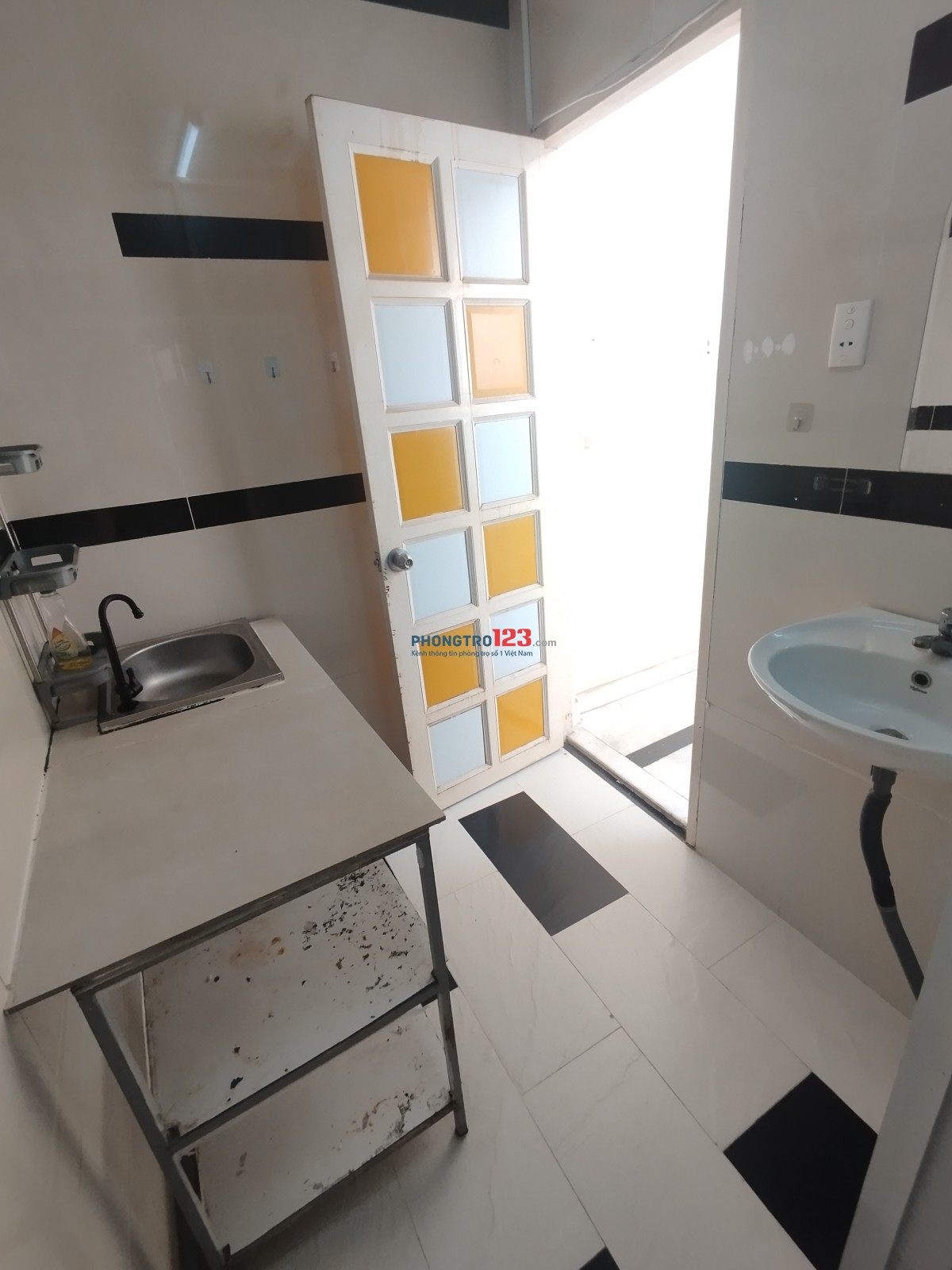 phòng 40m2 có ban công siêu rộng phòng ngủ tách bếp. Tôn Thất Thuyết. Q4