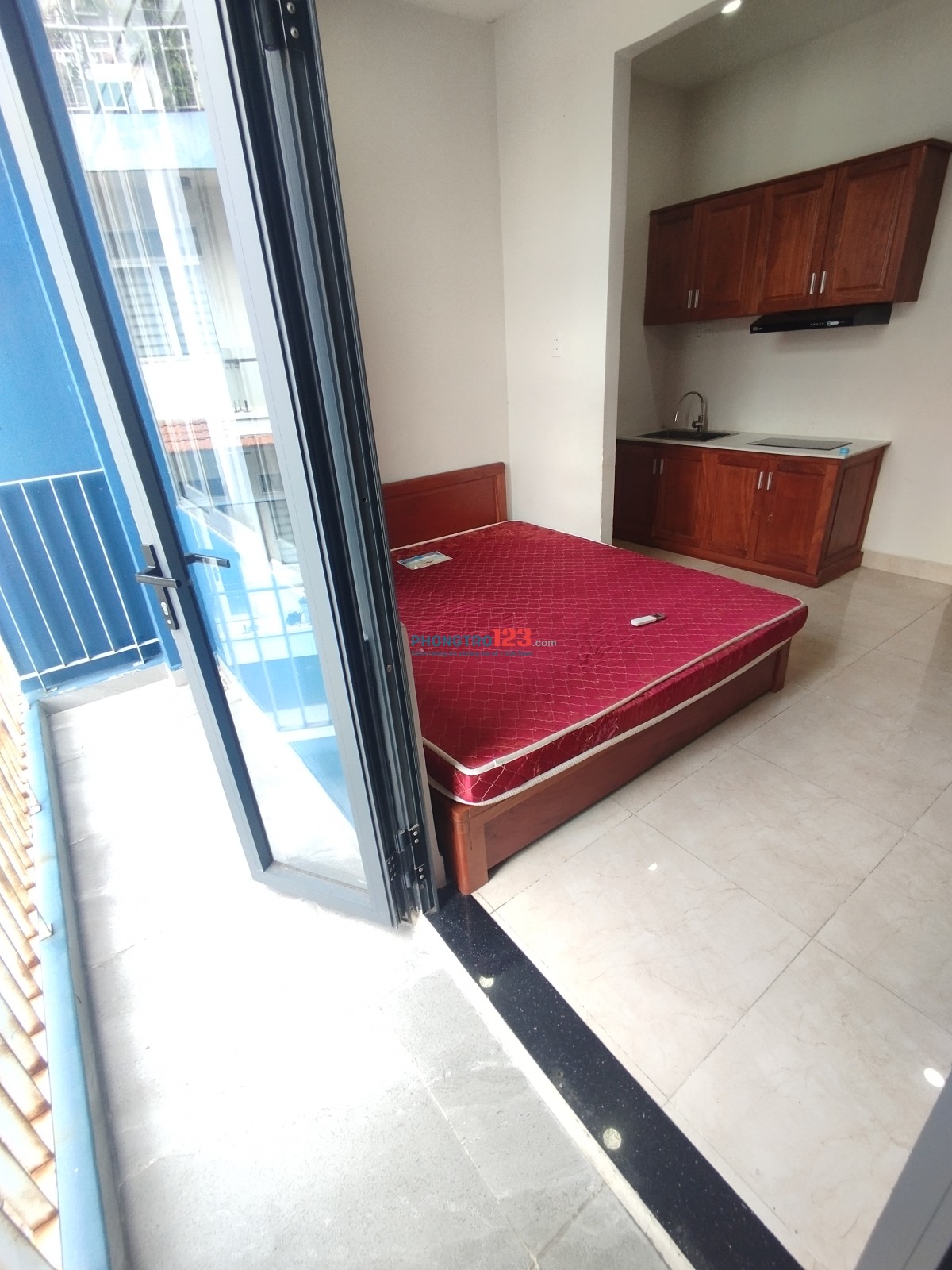 Phòng ban công máy lạnh. Rộng 30m2 Đường Tám Danh. P4 Q8