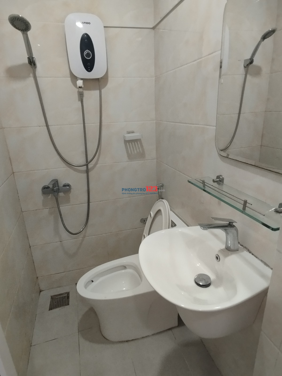 Phòng ban công máy lạnh. Rộng 30m2 Đường Tám Danh. P4 Q8