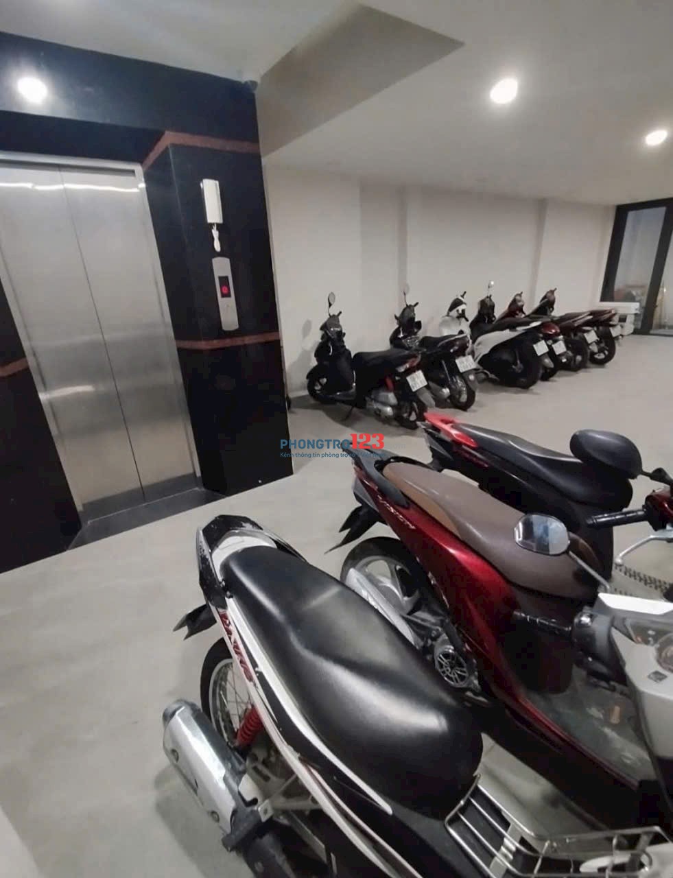 Phòng ban công máy lạnh. Rộng 30m2 Đường Tám Danh. P4 Q8