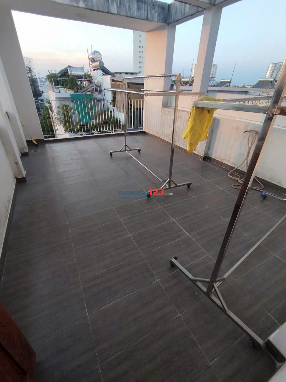 Phòng ban công máy lạnh. Rộng 30m2 Đường Tám Danh. P4 Q8