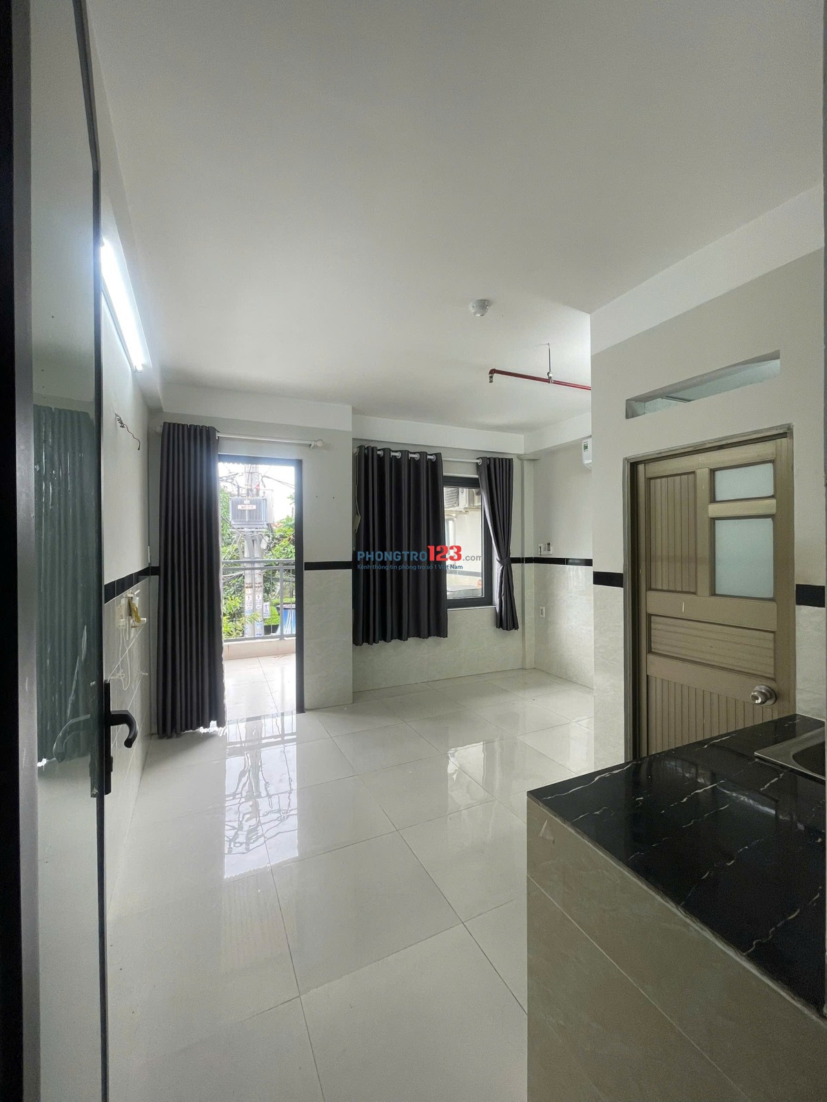 CÒN PHÒNG BAN CÔNG NHƯ HÌNH - MÁY LẠNH - MÁY GIẶT RIÊNG GẦN CĐ FPT Q12