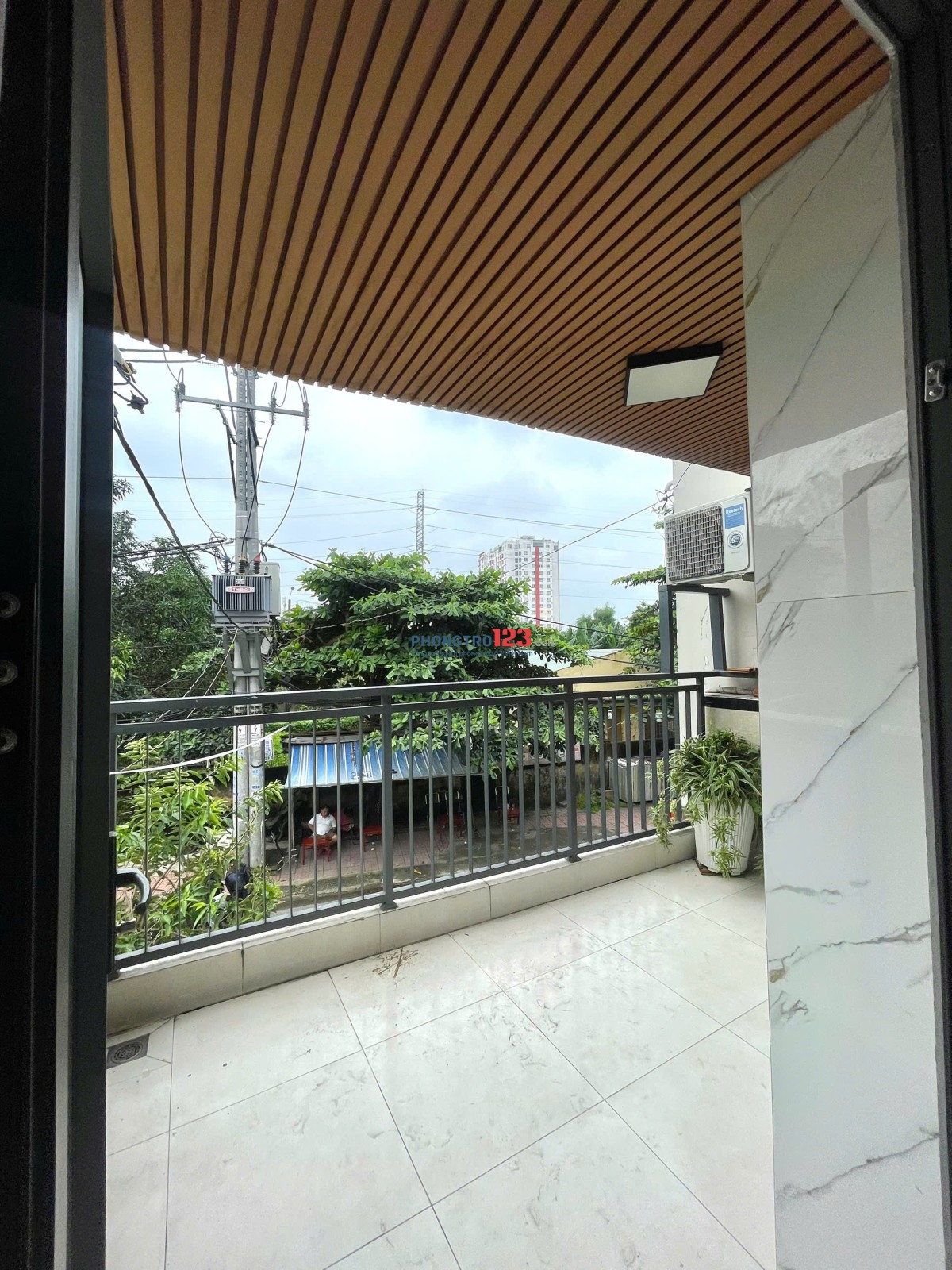 CÒN PHÒNG BAN CÔNG NHƯ HÌNH - MÁY LẠNH - MÁY GIẶT RIÊNG GẦN CĐ FPT Q12