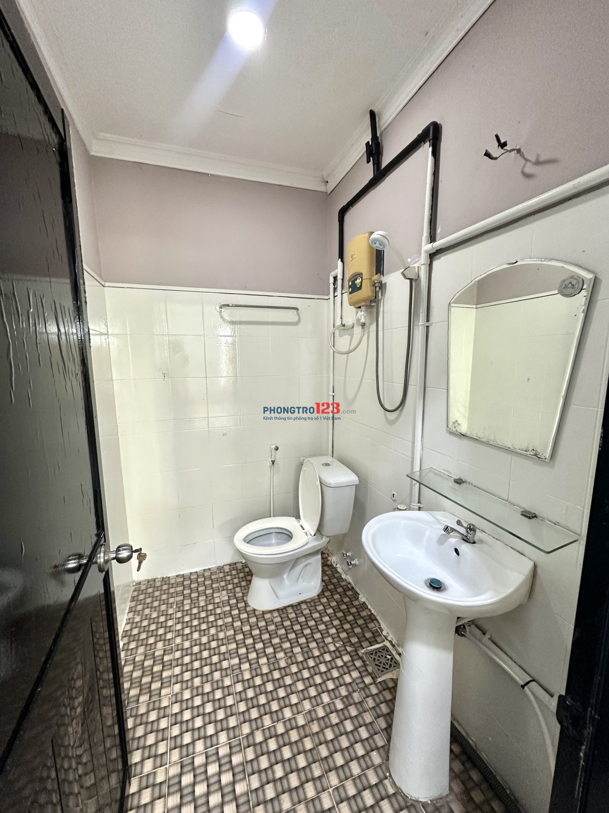 Phòng bờ kè mặt tiền Hoàng Sa, giờ giấc tự do, gần cv Lê Thị Riêng