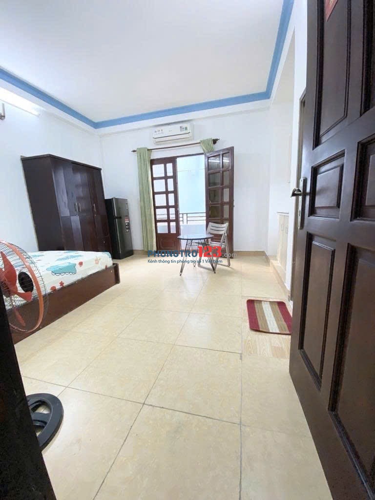 CHO THUÊ PHÒNG TRỌ FULL NỘI THẤT BAN CÔNG QUẬN 3 - MÁY GIẶT RIÊNG gần Công Trường Dân Chủ