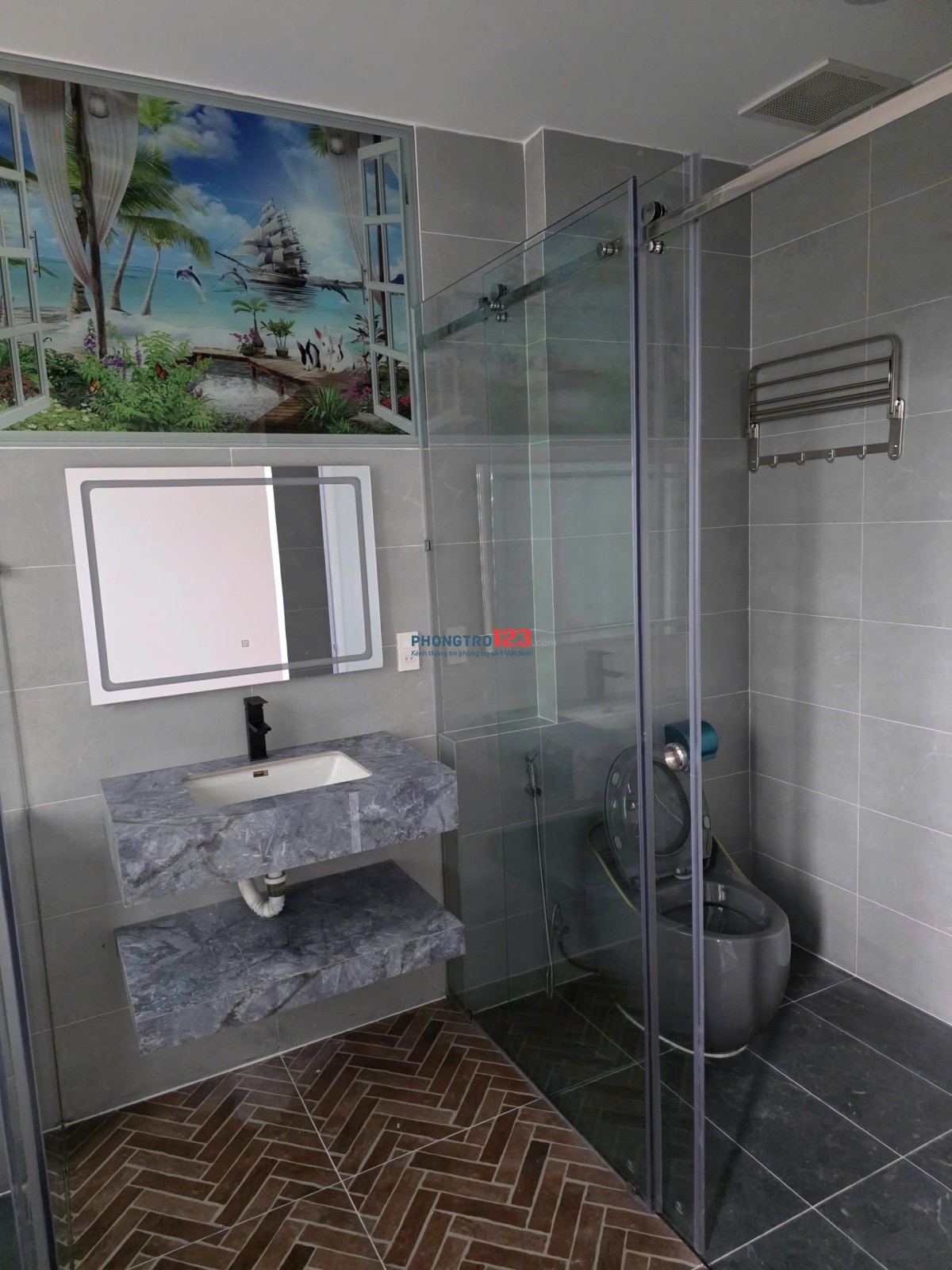 CHO THUÊ NHÀ MỚI XÂY 1 TRỆT 2 LẦU + TUM, ĐƯỜNG 12M RỘNG – TRUNG TÂM NHÀ BÈ