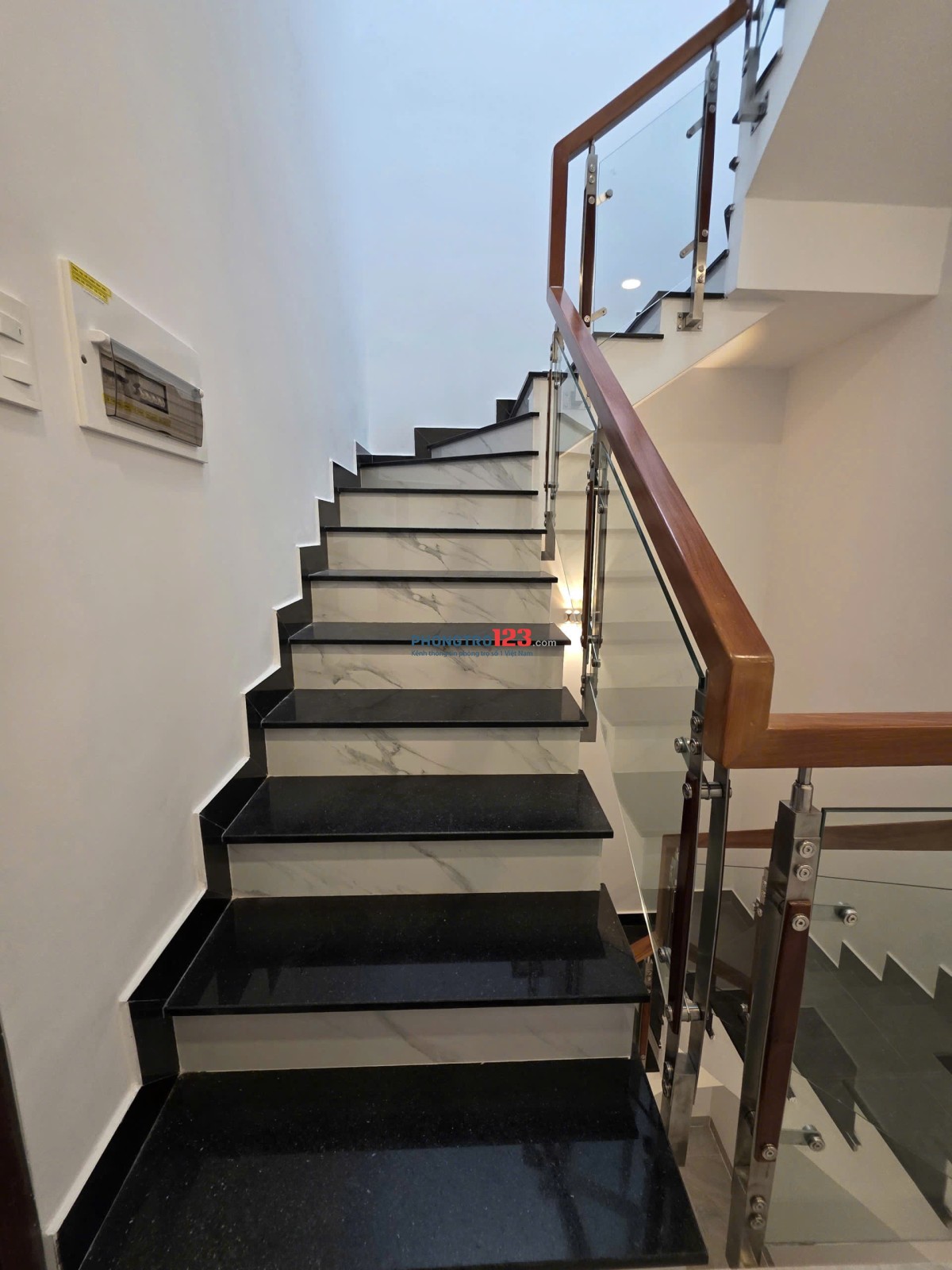 CHO THUÊ NHÀ MỚI XÂY 1 TRỆT 2 LẦU + TUM, ĐƯỜNG 12M RỘNG – TRUNG TÂM NHÀ BÈ