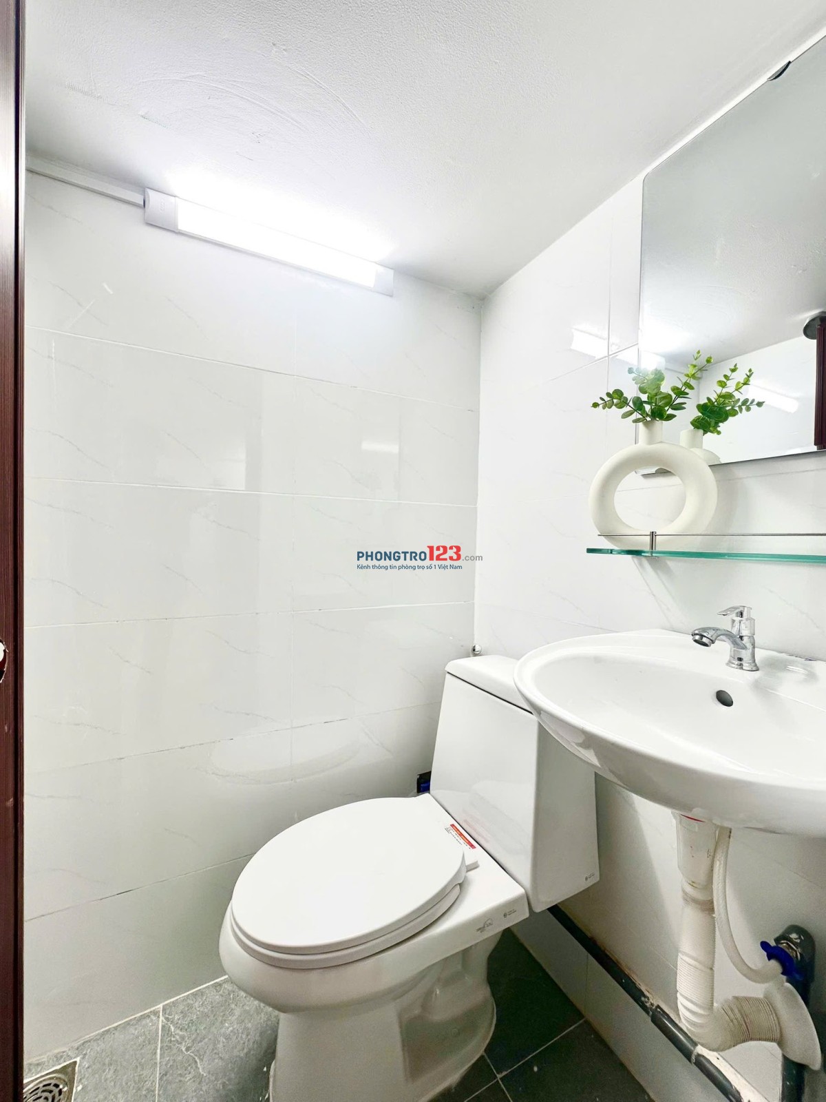 Phòng Gác Mới 100% đầy đủ nội thất mặt tiền Quận 4