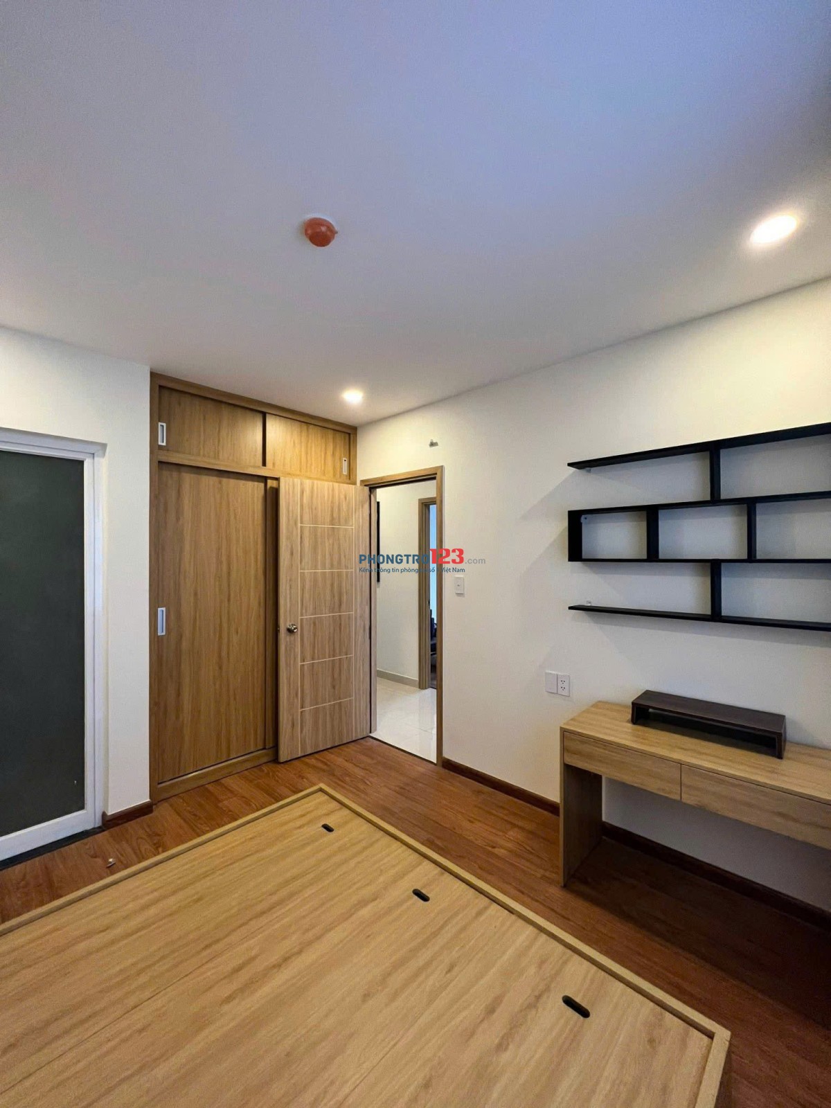 13tr5/tháng, C/c Screc, 90m2, 2PN, 2WC, Căn góc, ngay Trường Sa, Quận 3.