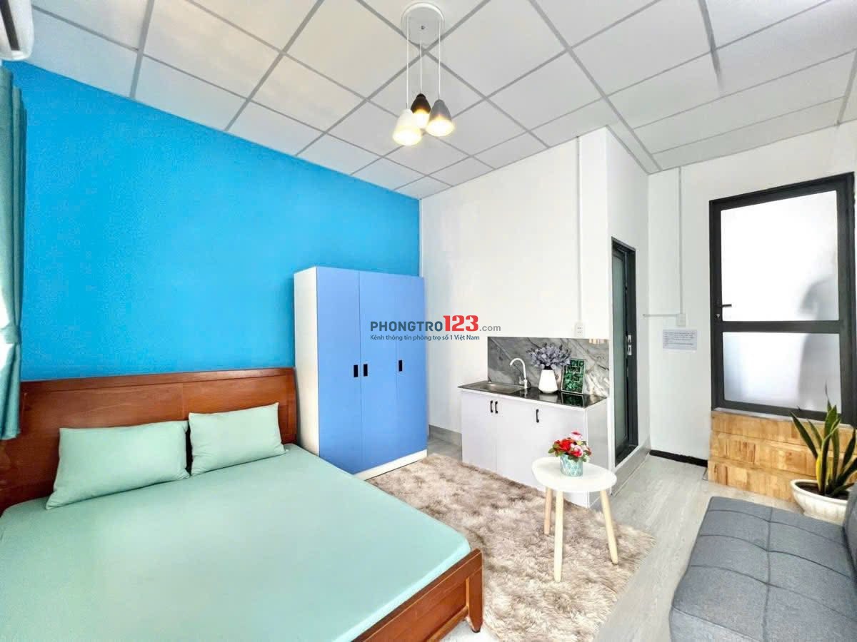 NGAY NGÃ 4 HÀNG XANH, ĐH HUTECH PHÒNG BAN CÔNG 30m2 FULL TIỆN NGHI