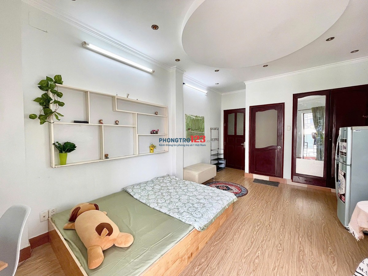 Cho thuê căn hộ giá 7tr3, có ban công cửa sổ và sân chơi lớn, rộng 35m2