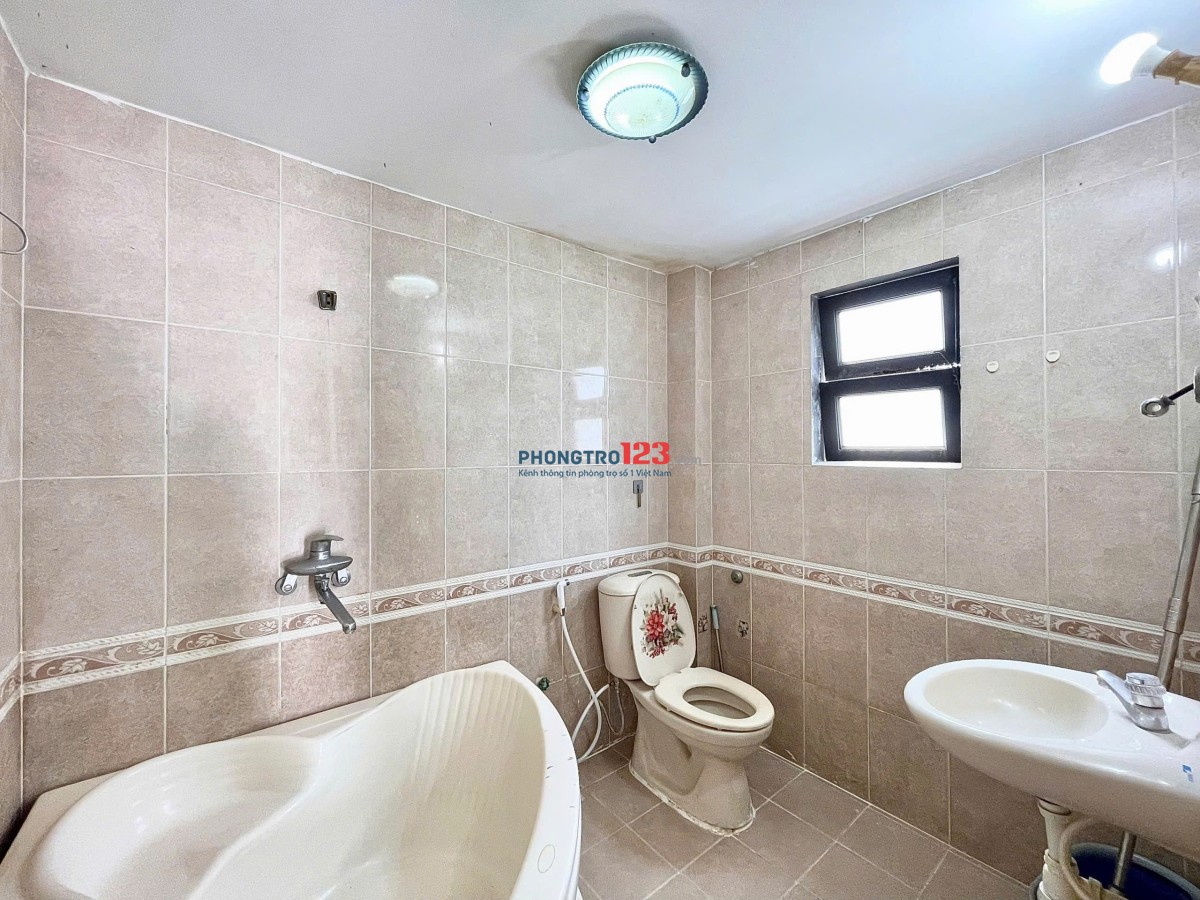 Cho thuê căn hộ giá 7tr3, có ban công cửa sổ và sân chơi lớn, rộng 35m2