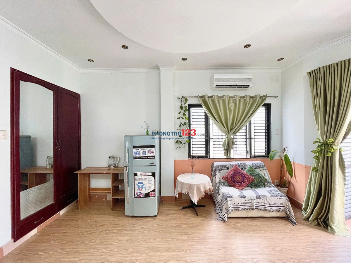 Cho thuê căn hộ giá 7tr3, có ban công cửa sổ và sân chơi lớn, rộng 35m2