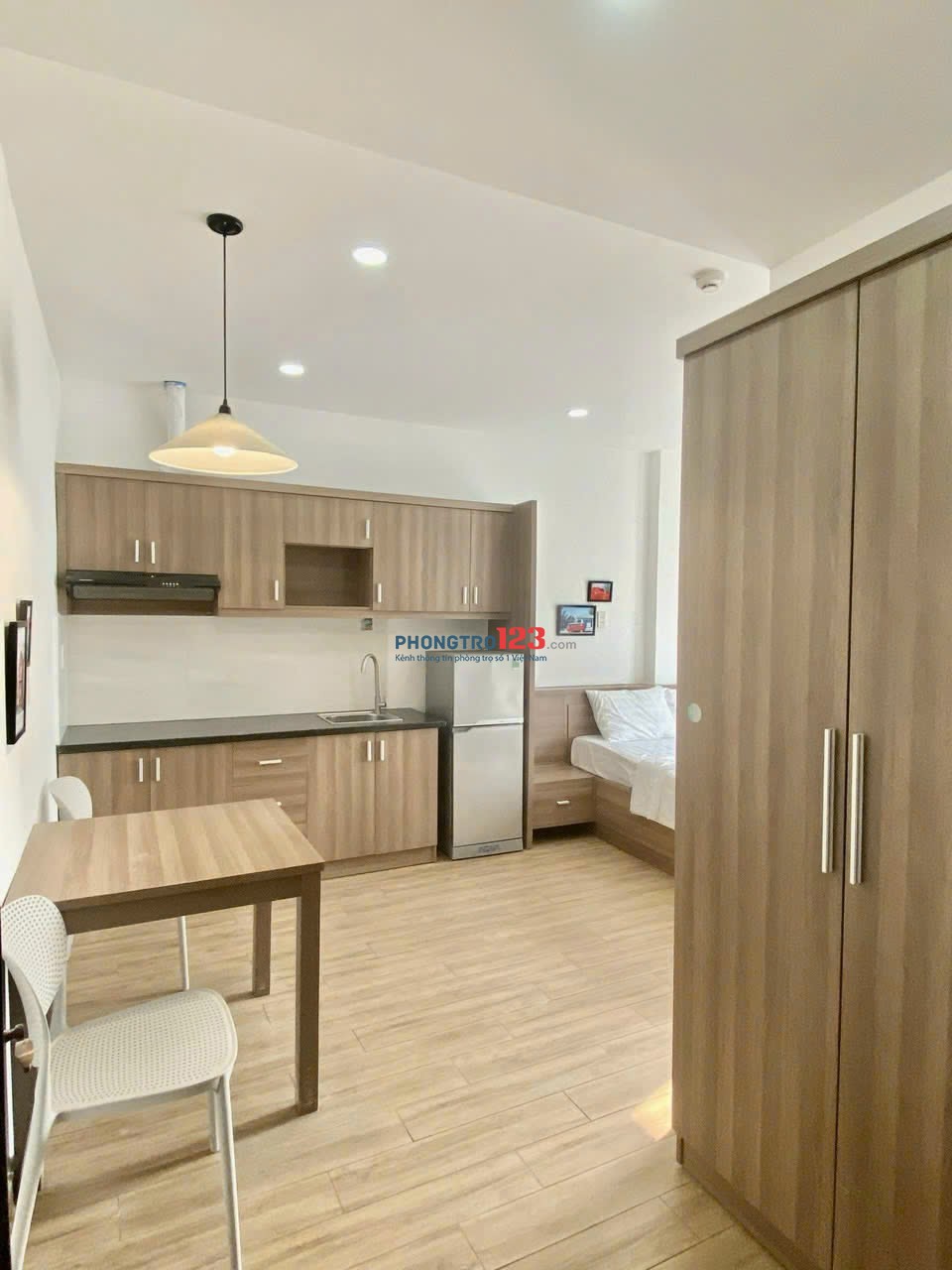 Cho thuê chdv 40m2 full nội thất có ban công ở đường Hoa Mai Q. Phú Nhuận gần Q1, Q3, Q. Bình Thạnh