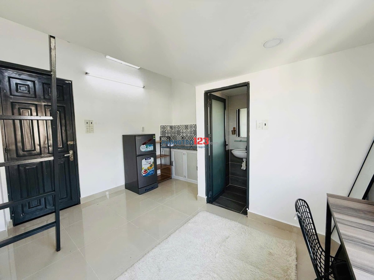 Phòng xinh dạng duplex có ban công, cửa sổ trời cực thoáng