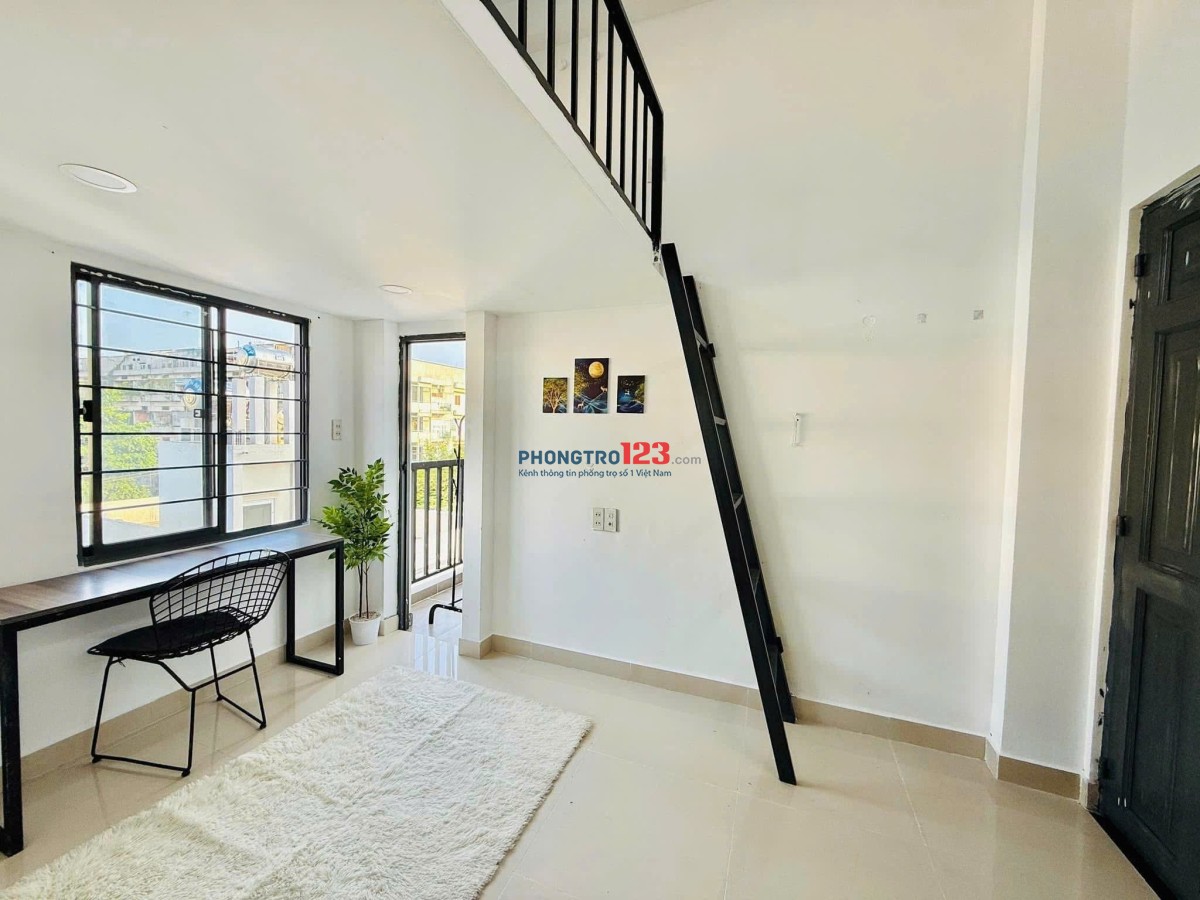 Phòng xinh dạng duplex có ban công, cửa sổ trời cực thoáng