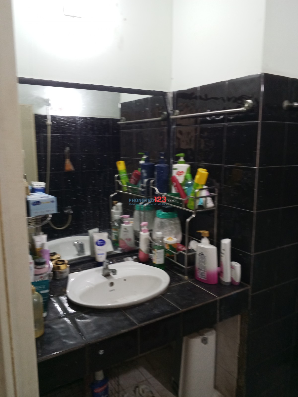 Cho thuê phòng rộng 40m2, bacon trồng cây, thoáng.