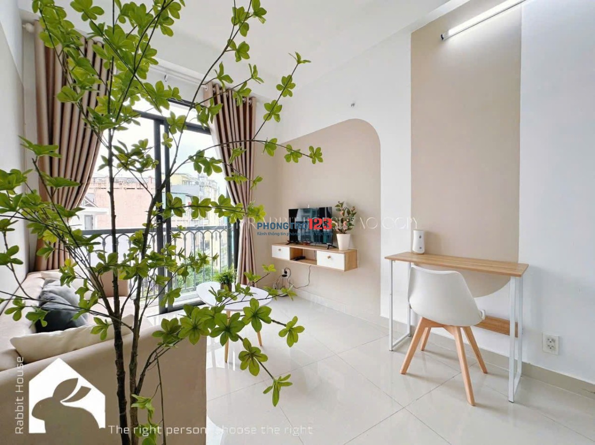 Cho thuê căn hộ ban công, full nội thất đường Nguyễn Trãi gần ngã sáu Phù Đổng, Quận 1