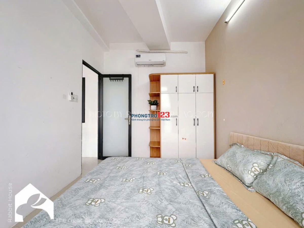 Cho thuê căn hộ ban công, full nội thất đường Nguyễn Trãi gần ngã sáu Phù Đổng, Quận 1