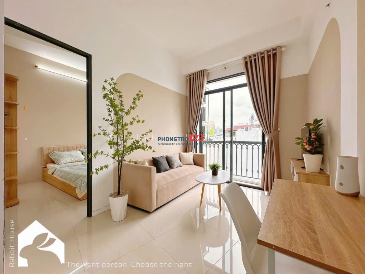 Cho thuê căn hộ ban công, full nội thất đường Nguyễn Trãi gần ngã sáu Phù Đổng, Quận 1