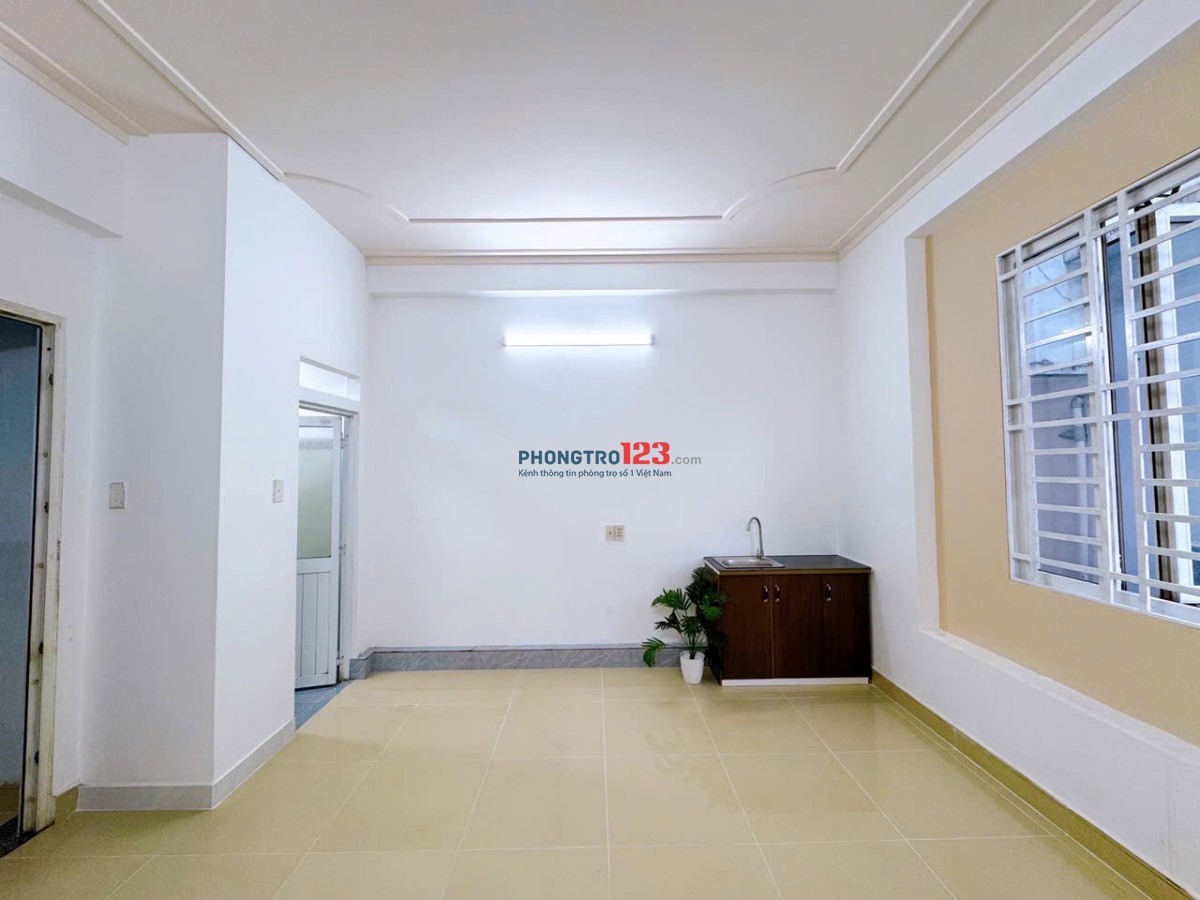 Phòng studio siêu rộng, cửa sổ trời thoáng sáng, gần trường ĐH NTT