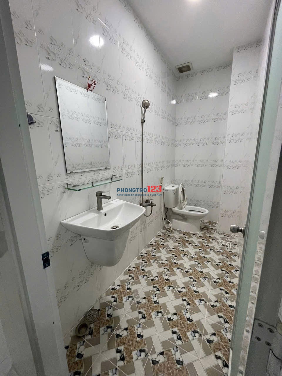 CĂN HỘ BAN CÔNG NGAY LÝ THƯỜNG KIỆT TÂN BÌNH GẦN QUẬN 11 QUẬN 10