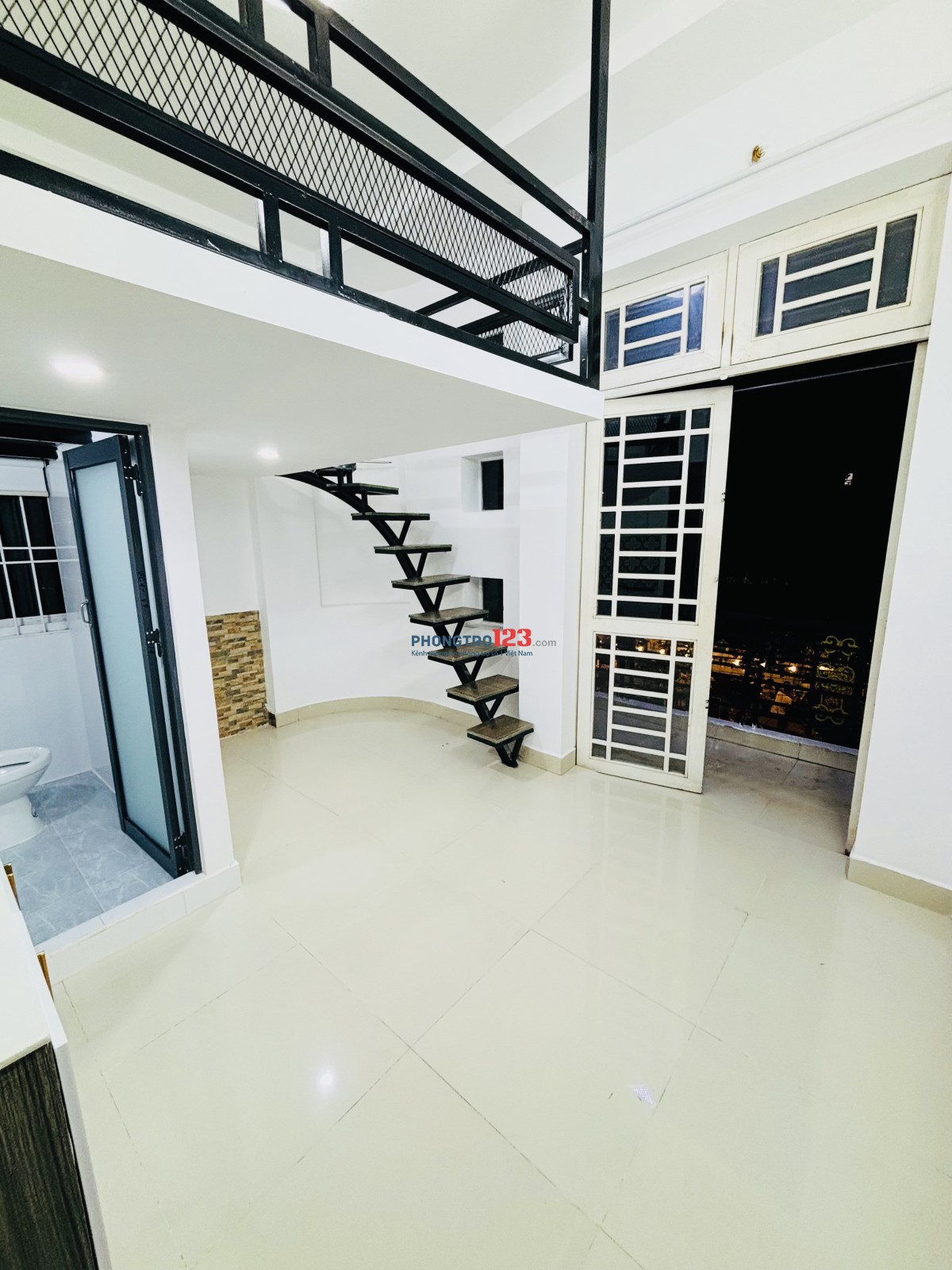Nhà mới duplex bancon cửa sổ ở ngay
