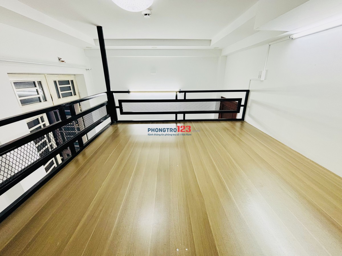 Nhà mới duplex bancon cửa sổ ở ngay