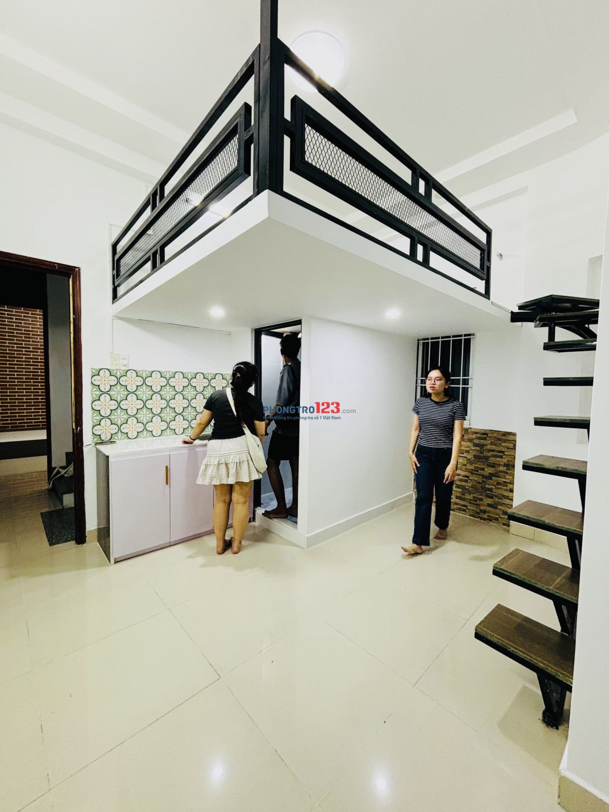 Nhà mới duplex bancon cửa sổ ở ngay