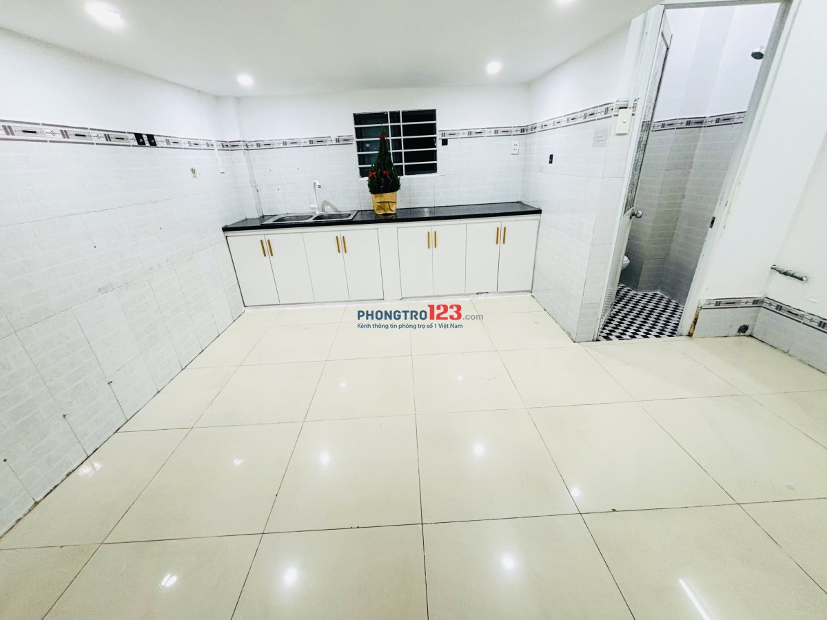 Nhà mới duplex bancon cửa sổ ở ngay