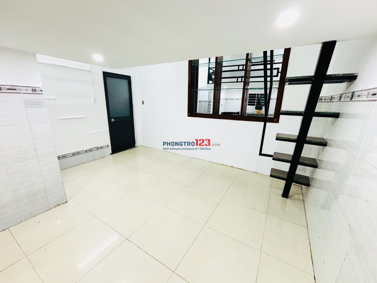 Nhà mới duplex bancon cửa sổ ở ngay