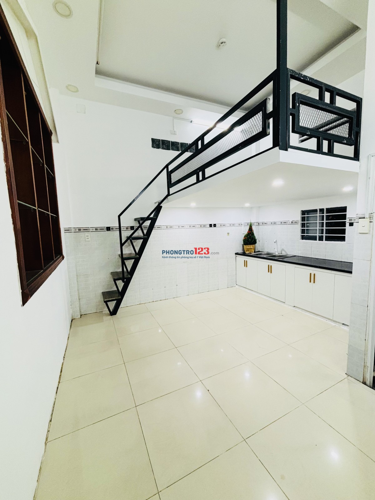 Nhà mới duplex bancon cửa sổ ở ngay