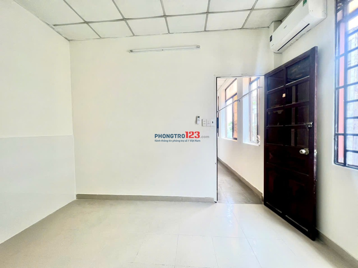 PHÒNG CHO THUÊ NỘI THẤT CƠ BẢN, CỬA SỔ THOÁNG MÁT ĐỐI DIỆN ETOWN CỘNG HOÀ