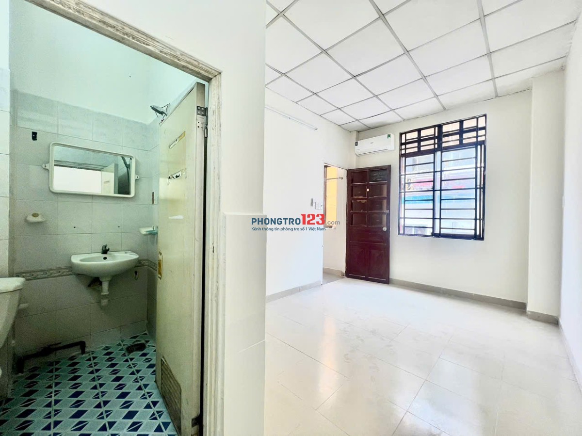 PHÒNG CHO THUÊ NỘI THẤT CƠ BẢN, CỬA SỔ THOÁNG MÁT ĐỐI DIỆN ETOWN CỘNG HOÀ