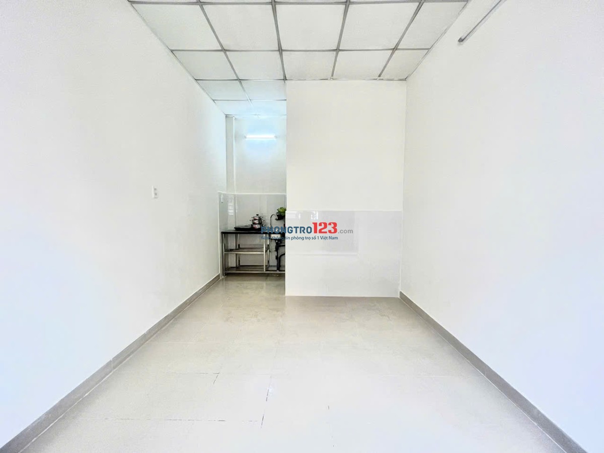 PHÒNG CHO THUÊ NỘI THẤT CƠ BẢN, CỬA SỔ THOÁNG MÁT ĐỐI DIỆN ETOWN CỘNG HOÀ