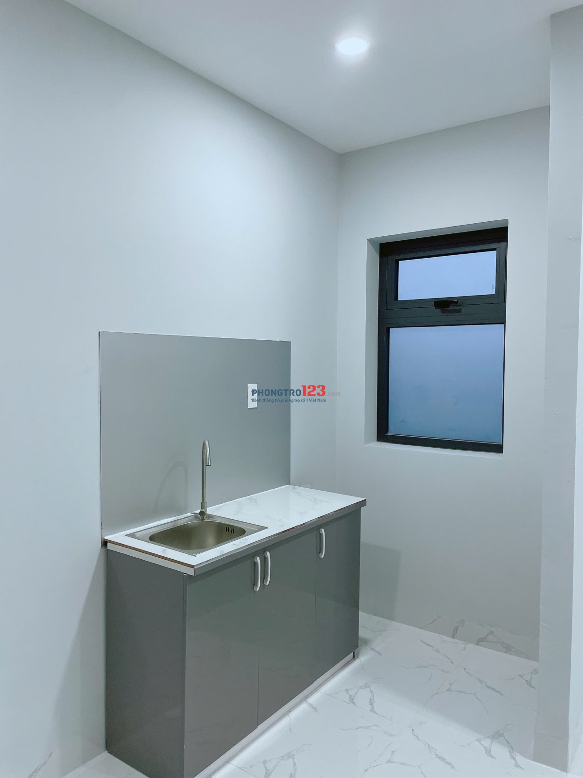 Chính chủ cho thuê phòng 30m2 ở KDC 13E Intresco đối diện ĐH Văn Hiến