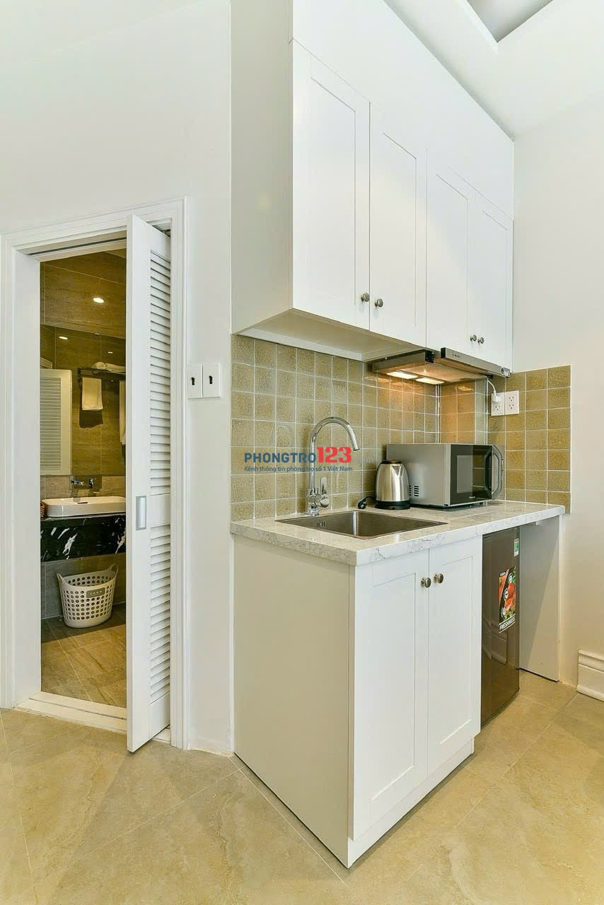 Căn hộ cao cấp ban công 40m2 thang máy gần chợ Bến Thành, Bùi Viện, PullMan, Smart View