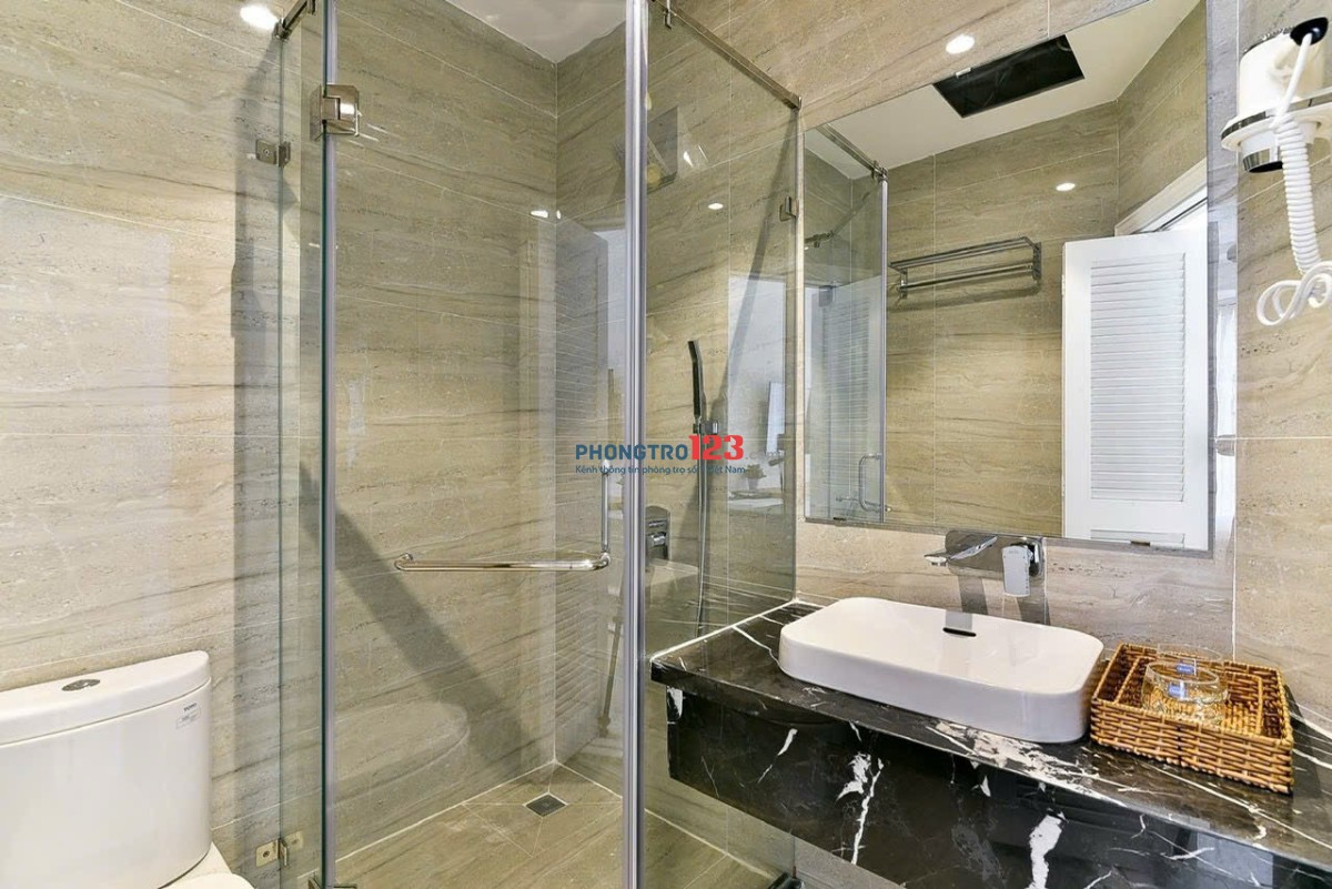 Căn hộ cao cấp ban công 40m2 thang máy gần chợ Bến Thành, Bùi Viện, PullMan, Smart View