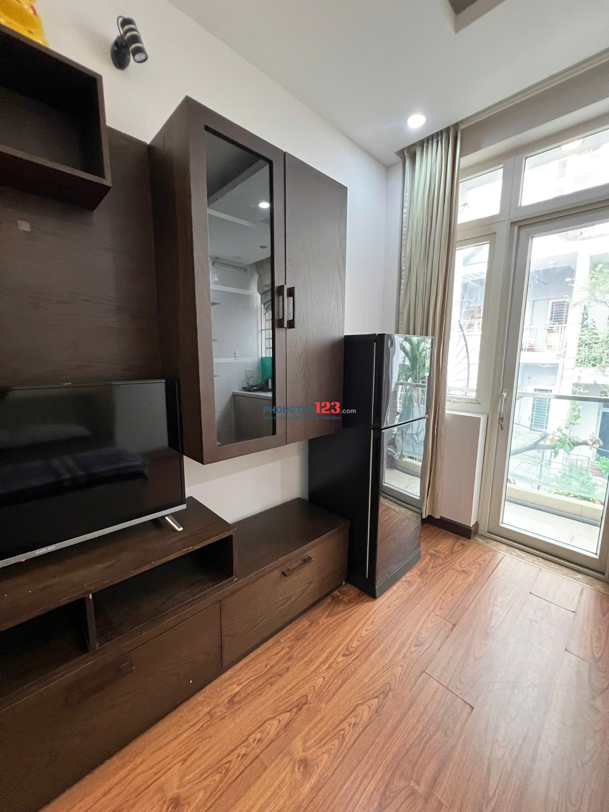 Căn hộ studio rộng 40m2 full nội thất ban công gần sân bay tân sơn nhất ga t3 lăng cha cả